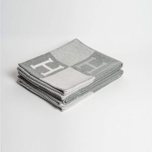 Hermès : Blanket Avalon Signature H Ecru & Gris Clair Throw Cashmere Blanket
